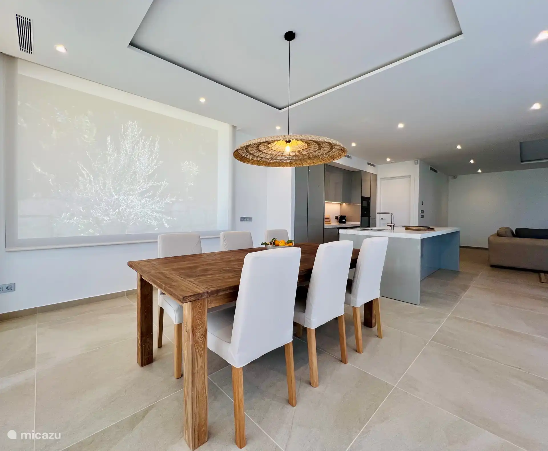 Alle Räume der Villa sind mit automatischen Rollläden und Rollos ausgestattet.