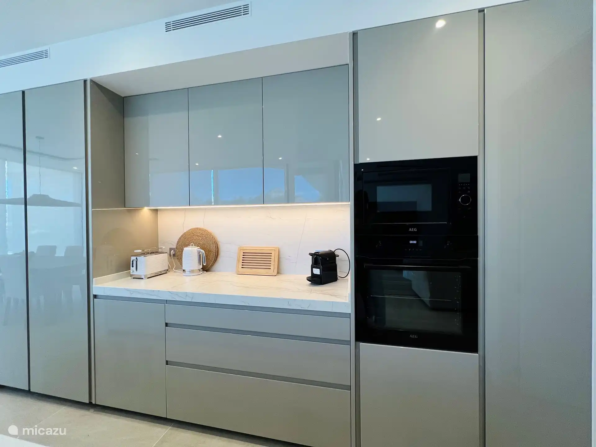 Schöne offene Küche mit bester Ausstattung.