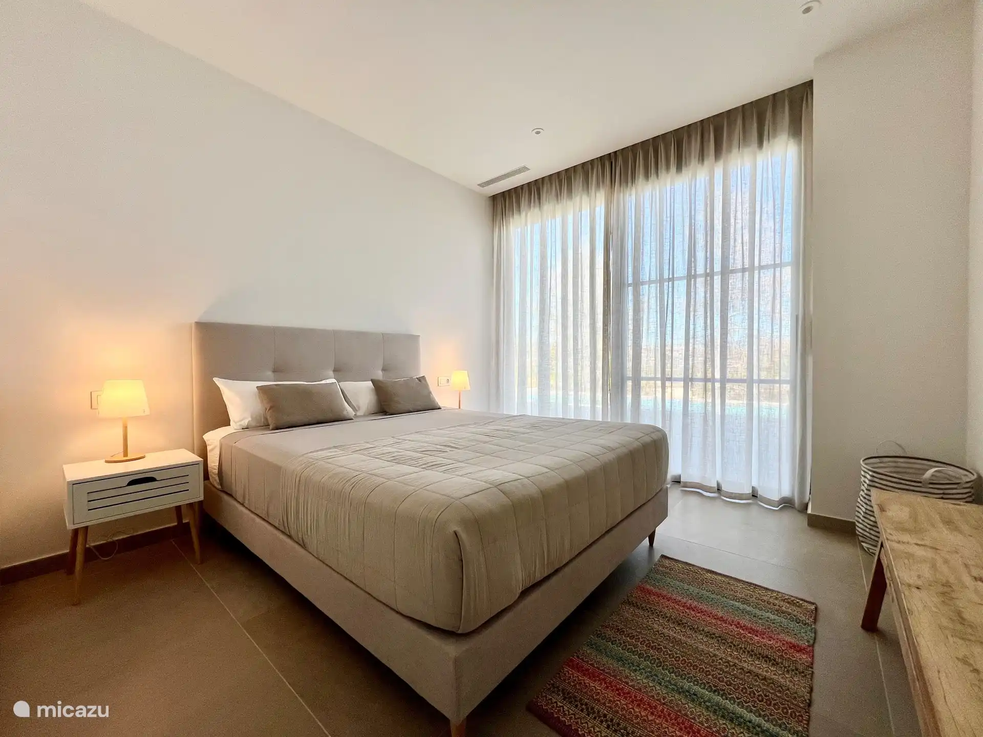 Doppelzimmer im Erdgeschoss mit Blick auf den Pool und die Terrassen.