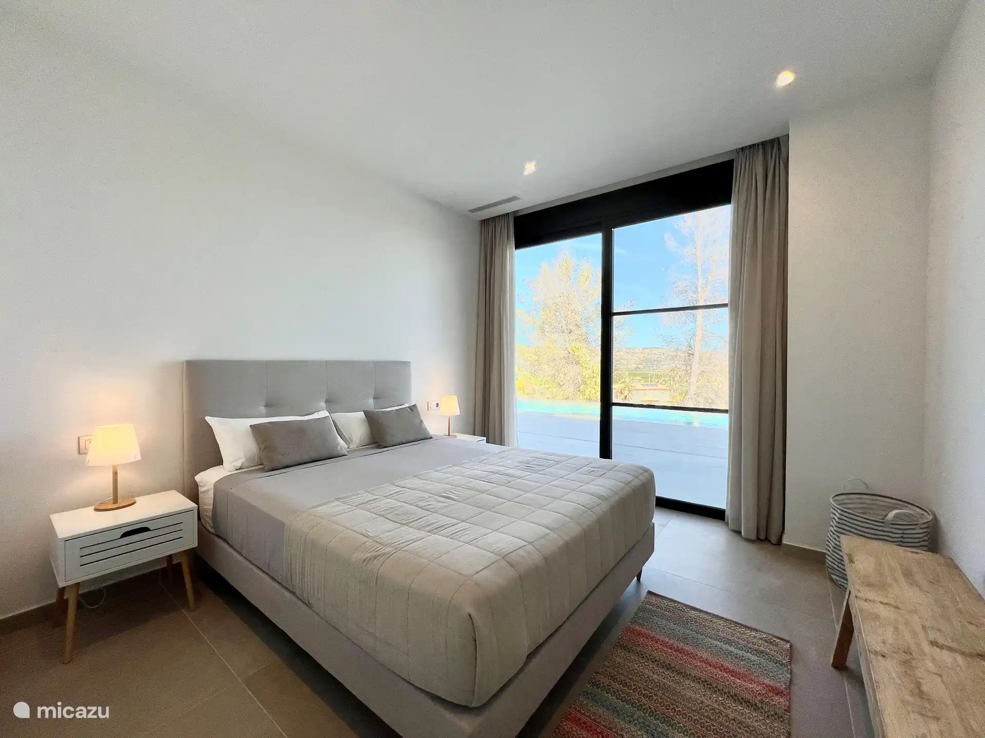 Schlafzimmer mit Blick auf den Pool.