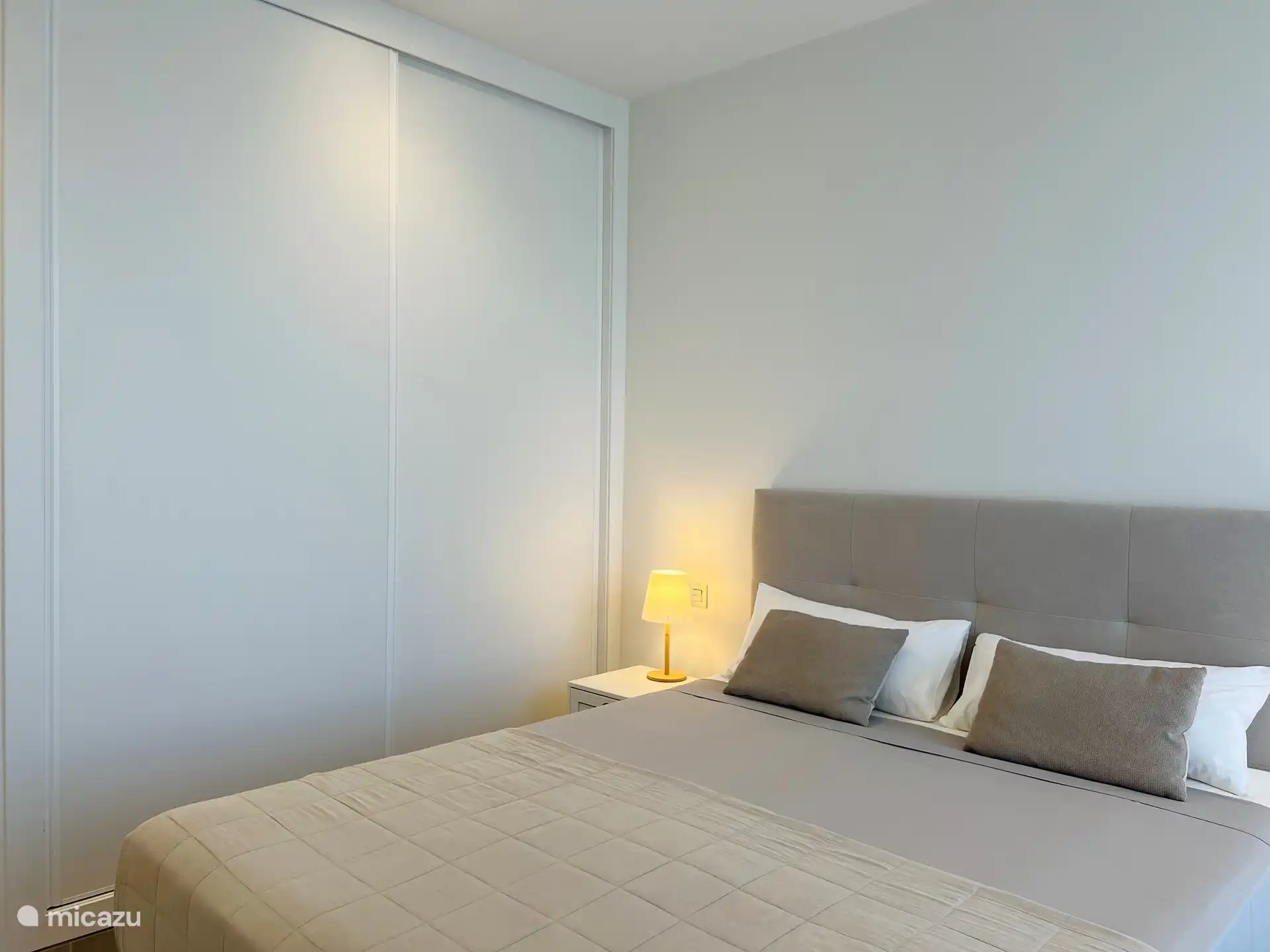 Jedes Schlafzimmer verfügt über viel Stauraum mit viel Platz zum Aufhängen und Abstellen