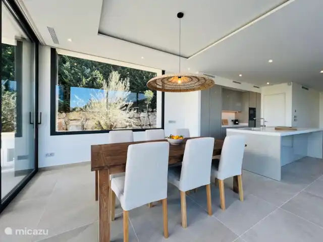 Villa eco del mar | Espagne, Costa Blanca, Jávea - villa Salle à manger avec cuisine ouverte et vue sur la piscine.