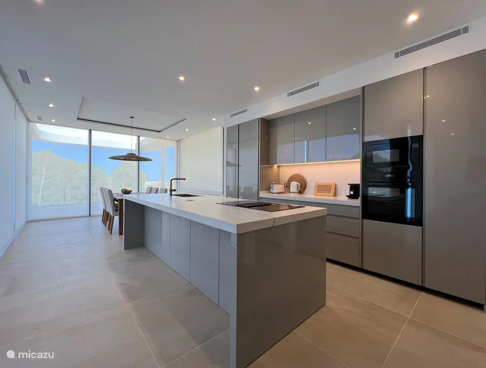 Schöne offene Küche mit bester Ausstattung. 