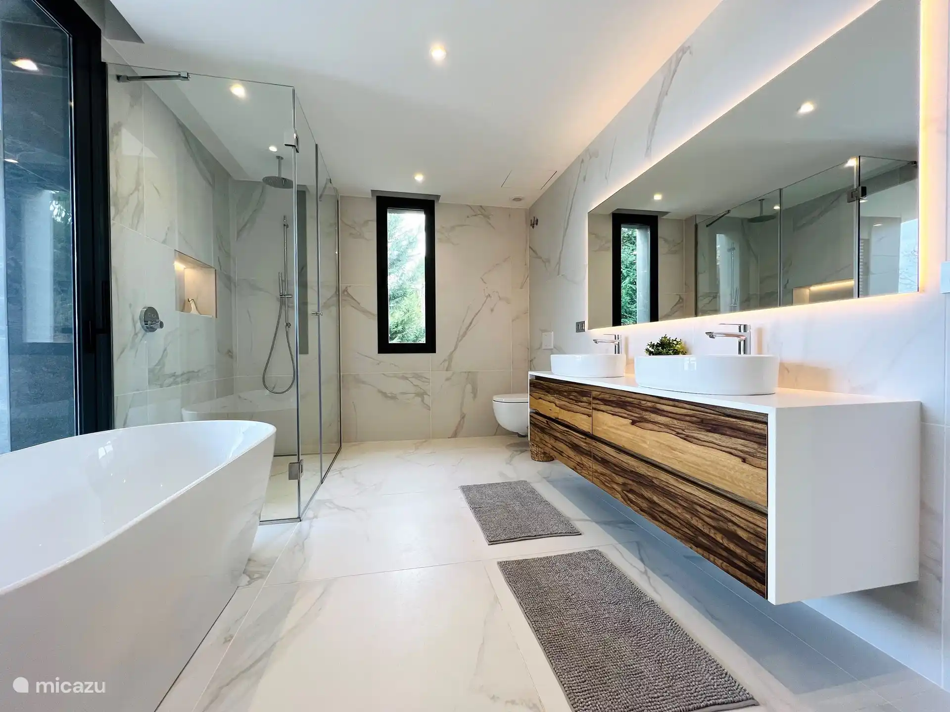 Großes privates Badezimmer des Hauptschlafzimmers.