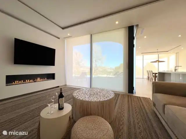 Villa eco del mar | Espagne, Costa Blanca, Jávea - villa Salon avec foyer au gaz et vue sur la piscine et terrasse.