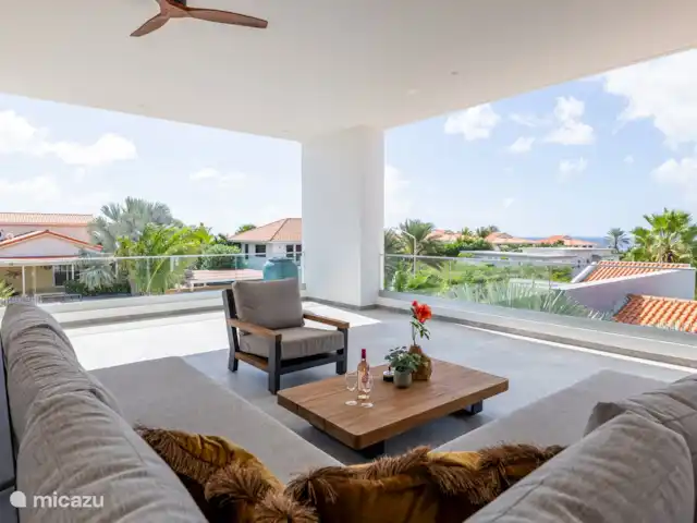 Villa Dirk  en Curazao, Banda Arriba (este), Vista Royal - villa Desde el lujoso salón en la espaciosa terraza delantera se tiene vista al mar.