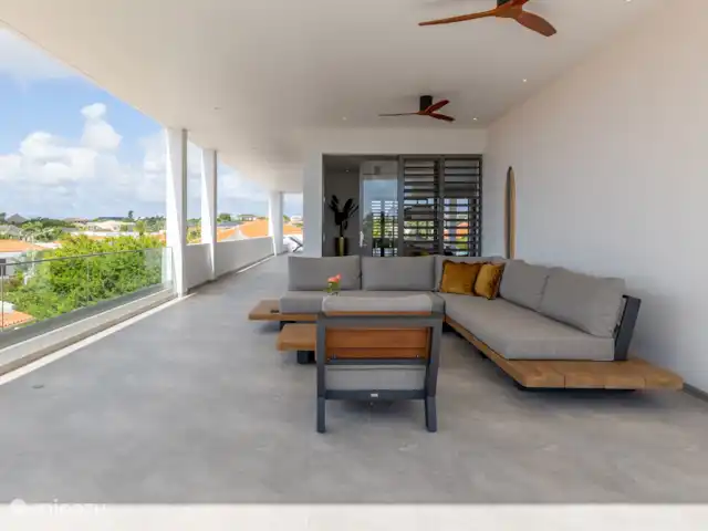Villa Dirk  en Curazao, Banda Arriba (este), Vista Royal - villa El lujoso salón tiene 2 ventiladores de techo.