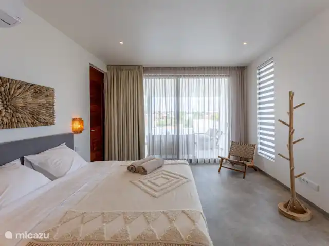 Villa Dirk  en Curazao, Banda Arriba (este), Vista Royal - villa dormitorio con puertas correderas a la terraza trasera