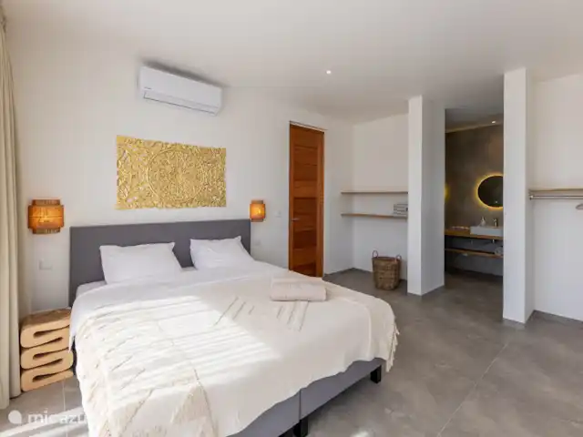 Villa Dirk  en Curazao, Banda Arriba (este), Vista Royal - villa dormitorio de lujo con baño en suite arriba
con puertas correderas hacia la zona de asientos delantera