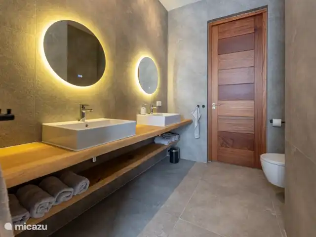 Villa Dirk  en Curazao, Banda Arriba (este), Vista Royal - villa Amplio baño en la planta baja, compartido con los 2 dormitorios de la planta baja.