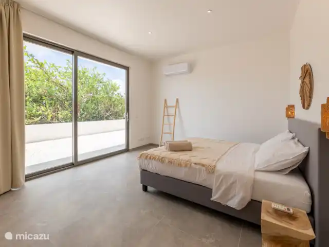 Villa Dirk  en Curazao, Banda Arriba (este), Vista Royal - villa dormitorio de abajo con puertas correderas