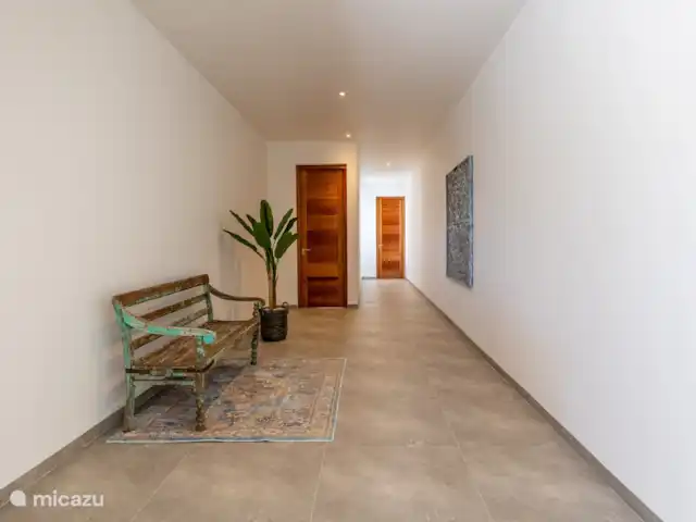 Villa Dirk  en Curazao, Banda Arriba (este), Vista Royal - villa el pasillo a los 2 dormitorios y baño compartido abajo