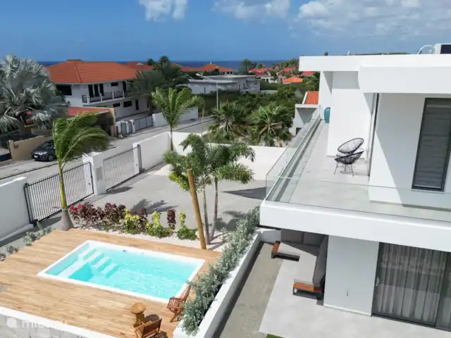 Villa Dirk  en Curazao, Banda Arriba (este), Vista Royal - villa Vista lateral de la villa con sala de estar y dormitorio en el piso de arriba.