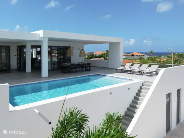 Villa Dirk  en Curazao, Banda Arriba (este), Vista Royal - villa bonitas tumbonas en la terraza junto a la piscina
