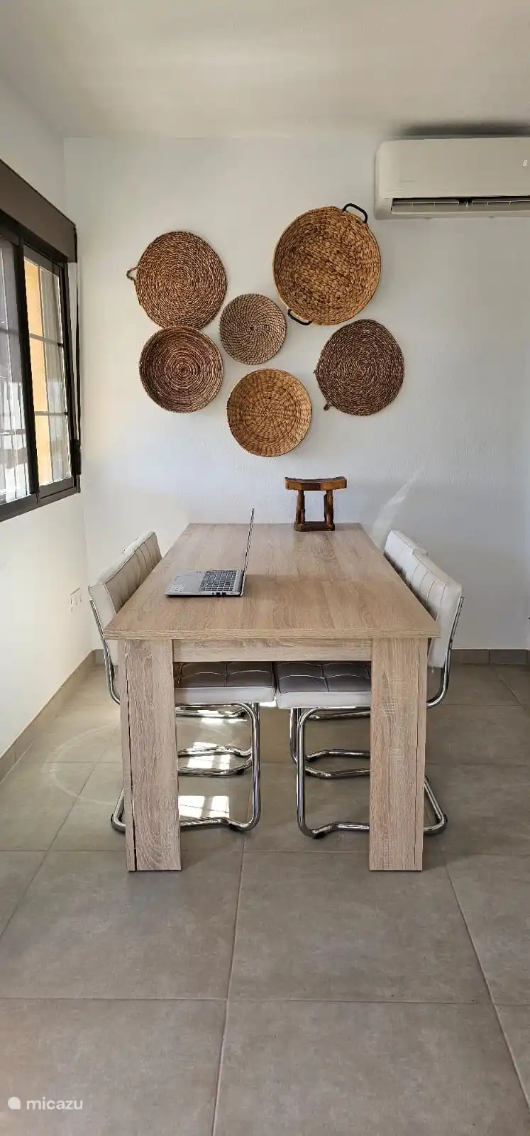 Une table à manger extensible avec 4 chaises de table à manger.