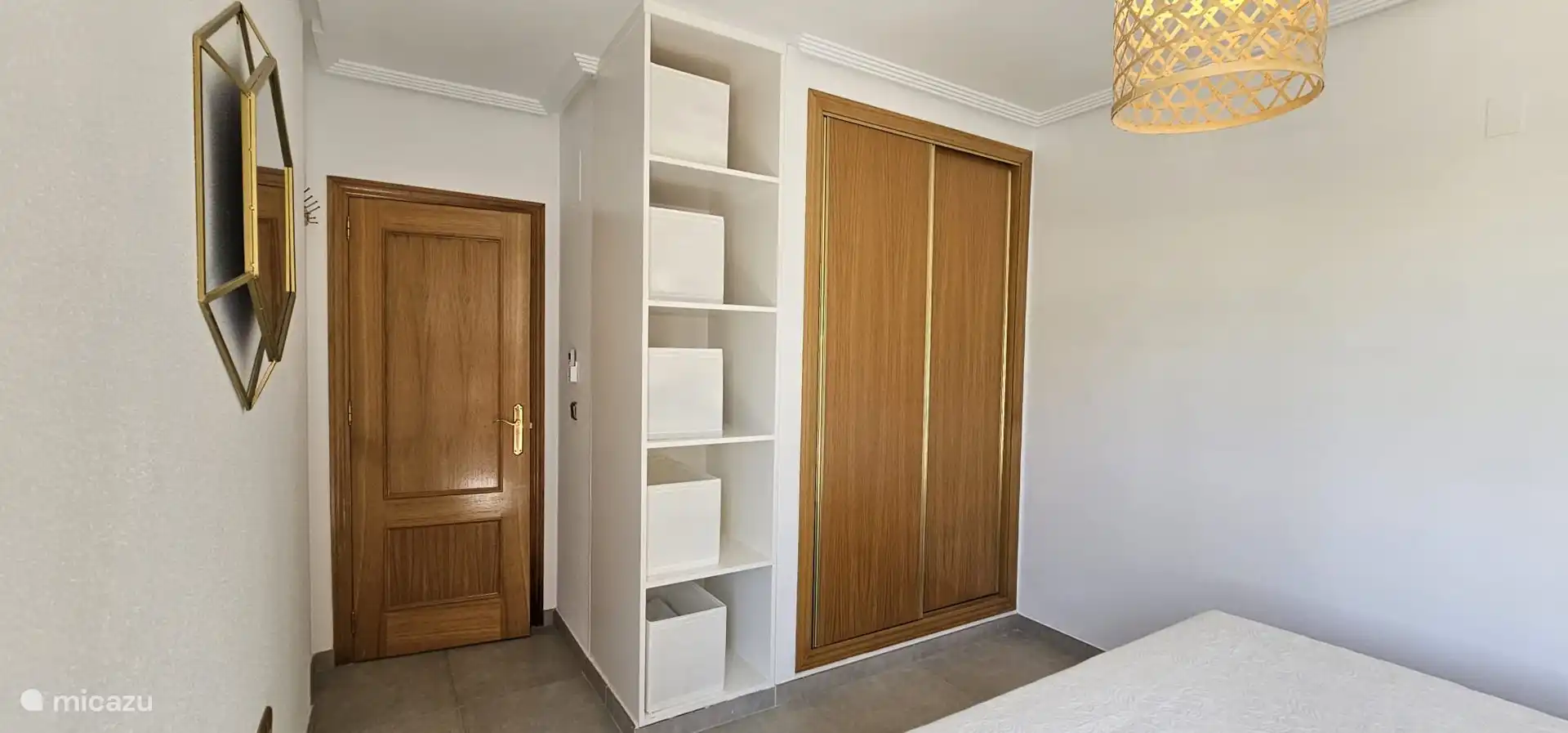 Beaucoup d'espace de rangement dans les deux chambres.