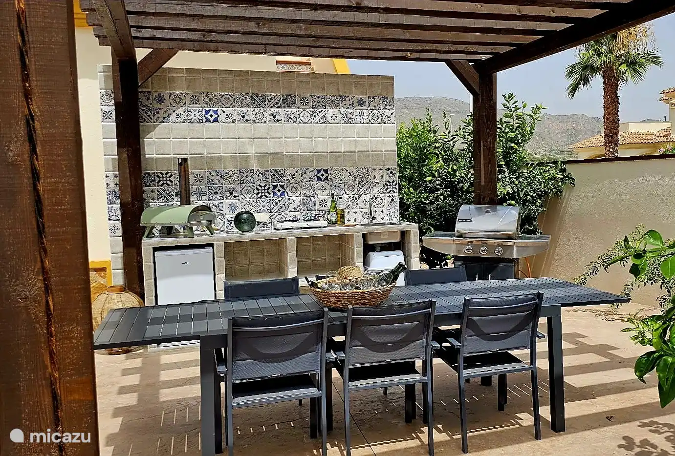 Lorsque le soleil devient trop chaud, vous pourrez retrouver la fraîcheur de l'ombre sous l'une des 2 pergolas ou vous rafraîchir dans la piscine. En plus des chaises longues, la terrasse dispose également d'une table à manger pour 8 personnes. Vous trouverez également une cuisine extérieure avec BBQ où vous pourrez cuisiner.