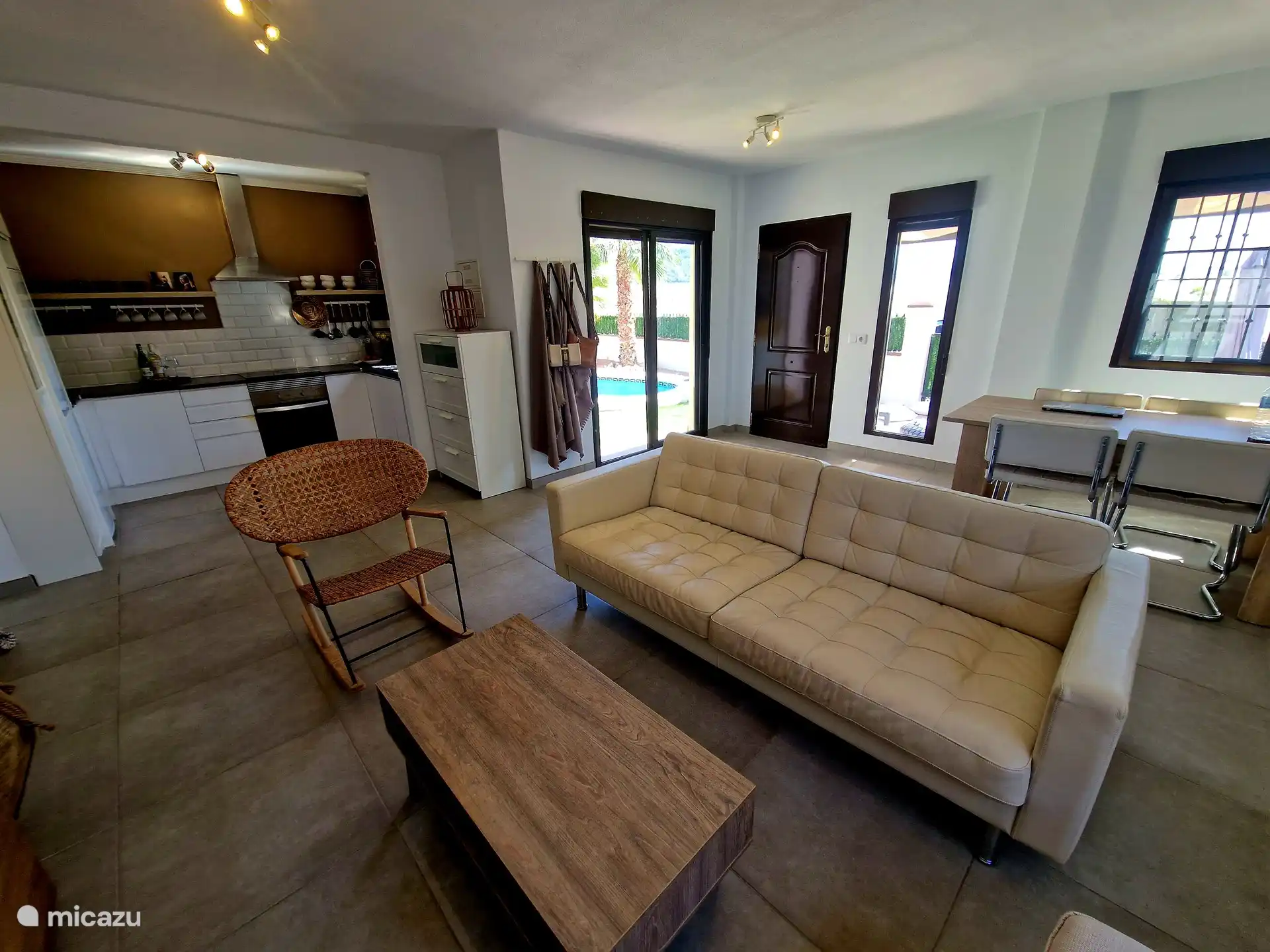 Casa 3 Palmeras dispose d'un beau séjour lumineux avec WIFI, climatisation, table à manger pour 6 personnes et télévision connectée avec Google Chromecast. Vous pouvez diffuser la télévision depuis votre propre mobile ! Du séjour vous avez une vue sur la piscine