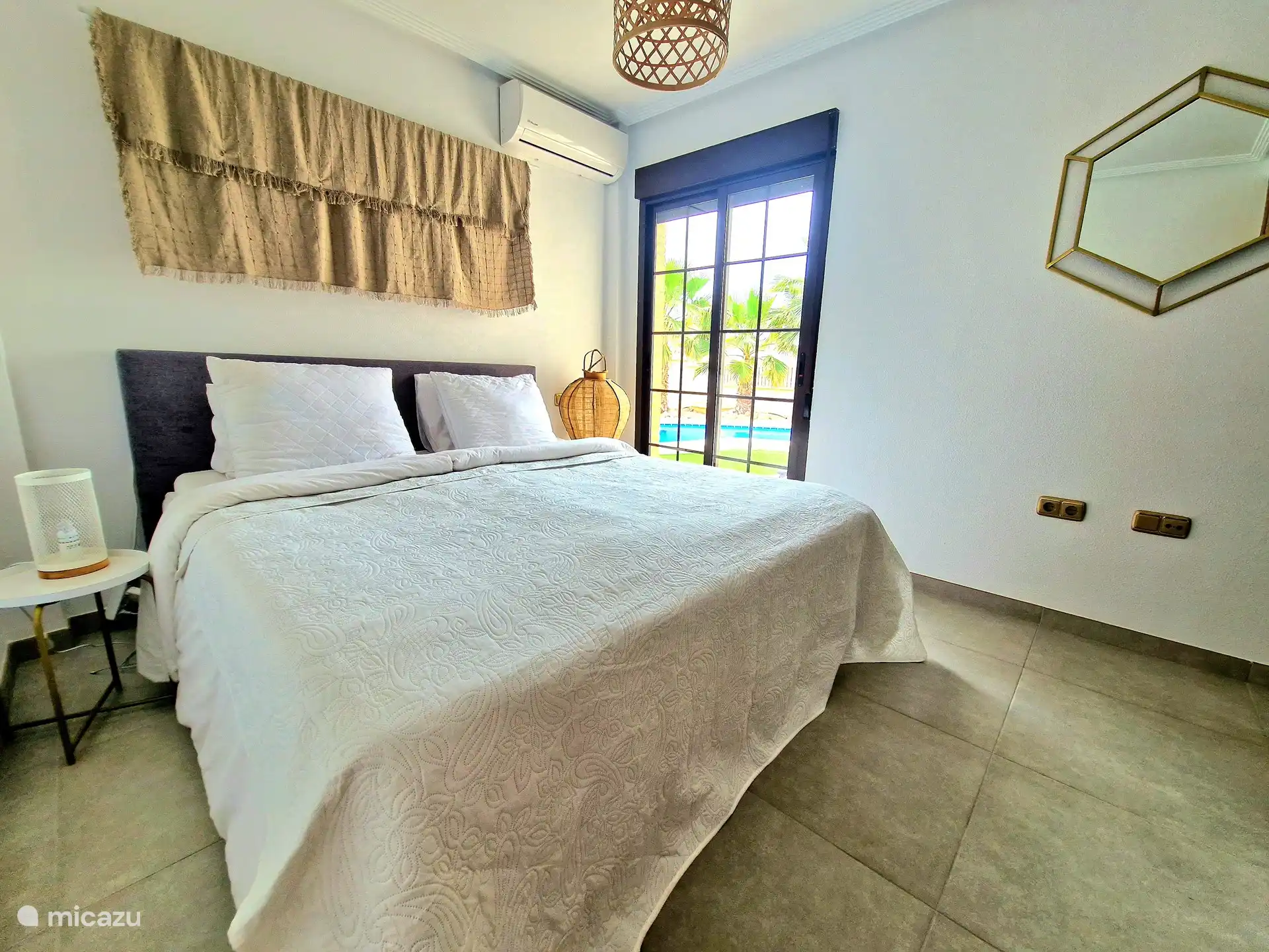 Les deux chambres disposent d'un joli sommier tapissier. Les deux chambres disposent non seulement de la climatisation, mais également d'une armoire intégrée pour ranger les vêtements. La grande chambre a une double porte coulissante qui s'ouvre sur la terrasse.