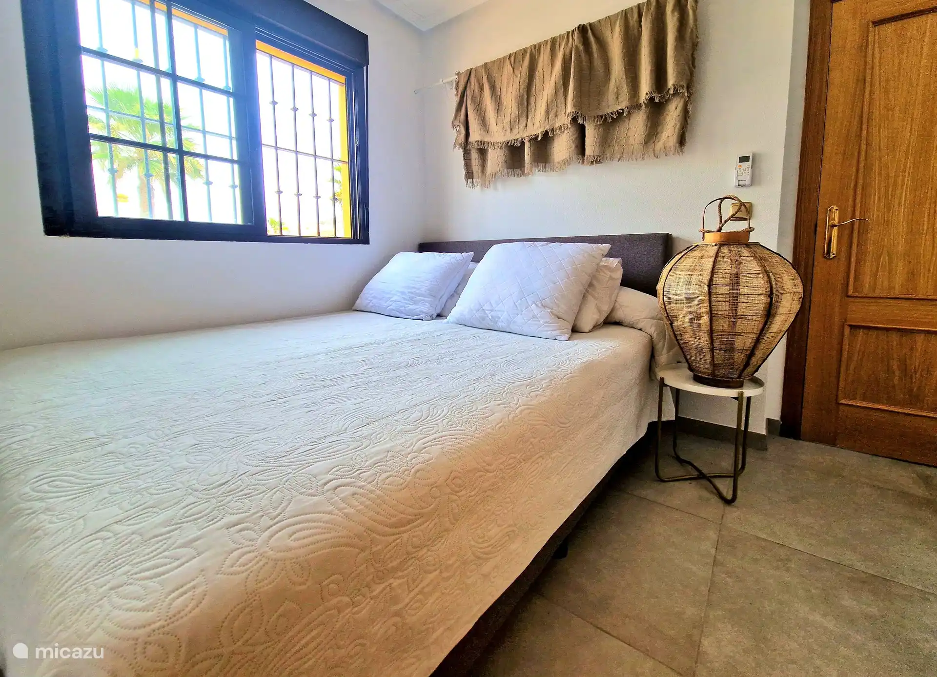 Les deux chambres disposent d'un joli sommier tapissier. Les deux chambres disposent non seulement de la climatisation, mais également d'une armoire intégrée pour ranger les vêtements. La grande chambre a une double porte coulissante qui s'ouvre sur la terrasse.