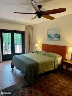 Hauptschlafzimmer mit Blick auf Terrasse und privaten Pool