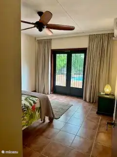 Zweites Schlafzimmer mit Blick auf die Terrasse und den privaten Pool