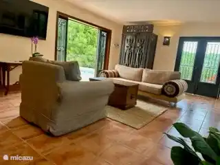 Wohnzimmer mit Blick auf den privaten Pool