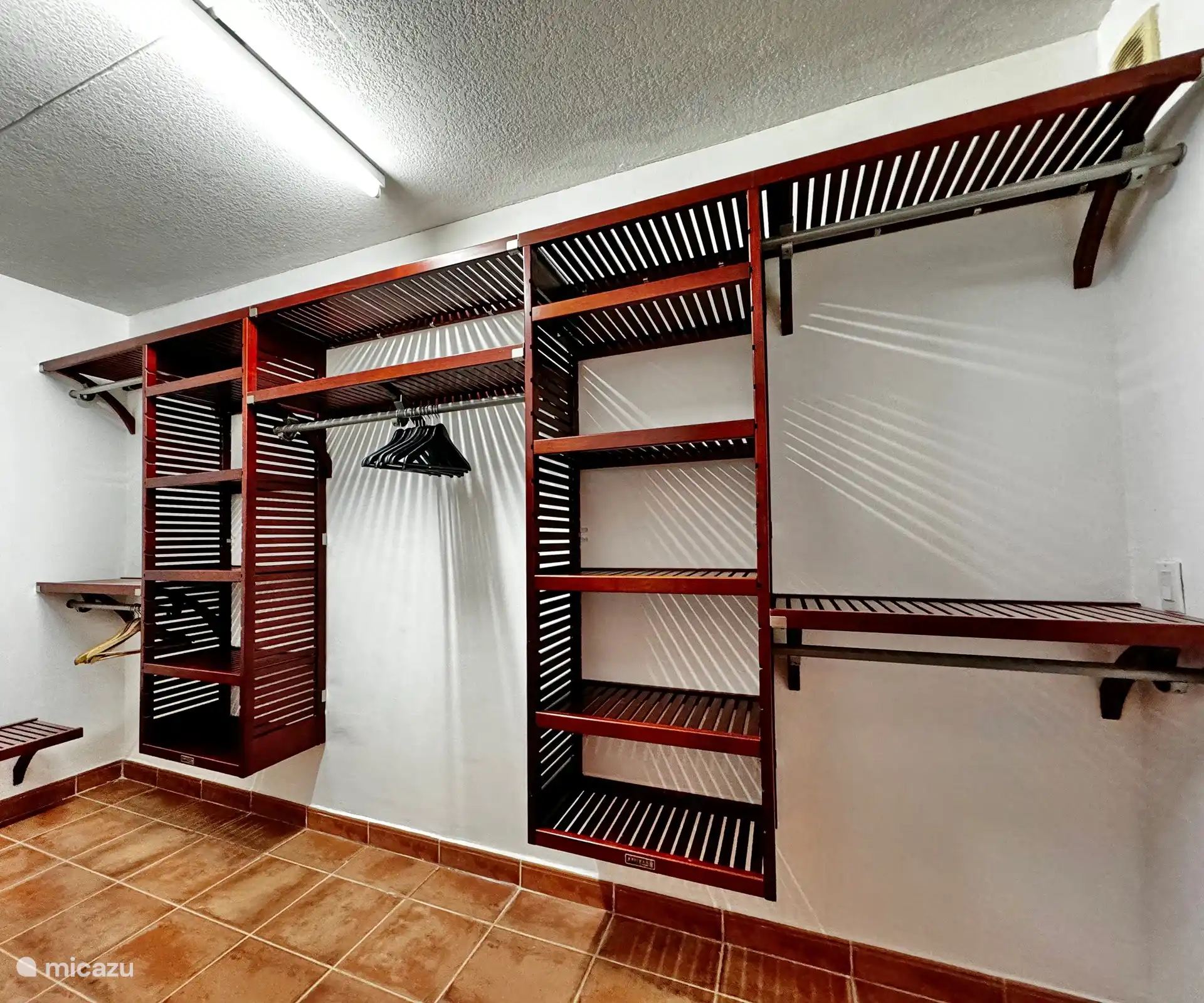 Großer Kleiderschrank