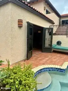 Eingang zum Wohnzimmer vom Pool aus