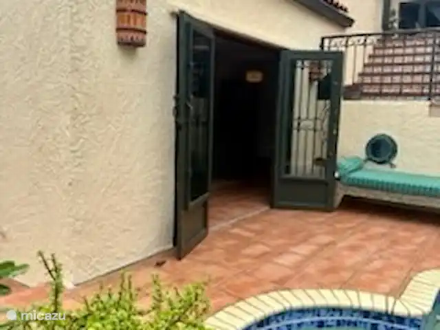 Location de Vacances Curaçao, Curaçao-Centre, Mahaai/Damacor, villa - Villa Casablanca Premier Étage Entrée du salon depuis la piscine