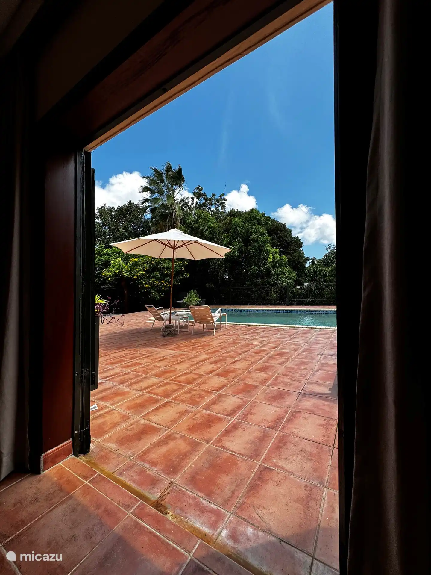 Blick auf die Terrasse mit privatem Pool vom dritten Schlafzimmer