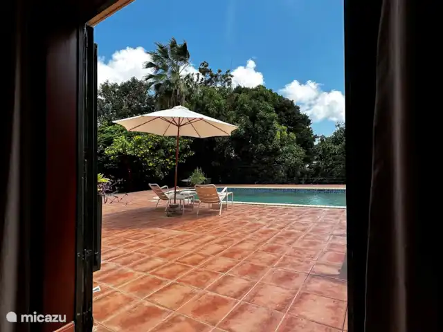 Location de Vacances Curaçao, Curaçao-Centre, Mahaai/Damacor, villa - Villa Casablanca Premier Étage Vue de la terrasse avec piscine privée depuis la troisième chambre