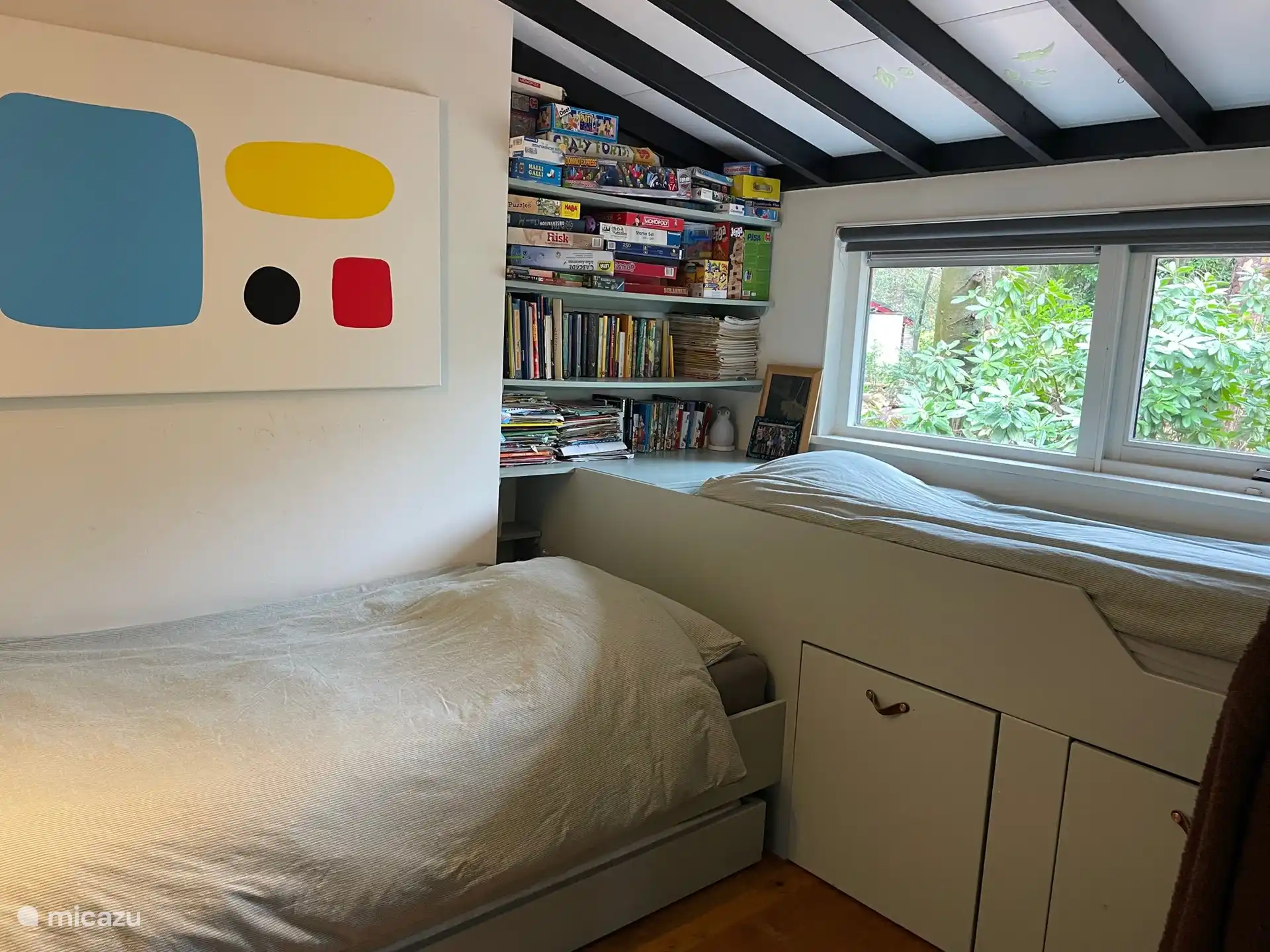 Schlafzimmer mit 2 festen Betten, einem Ausziehbett, einem Spieleschrank und 100 Donald Duckies