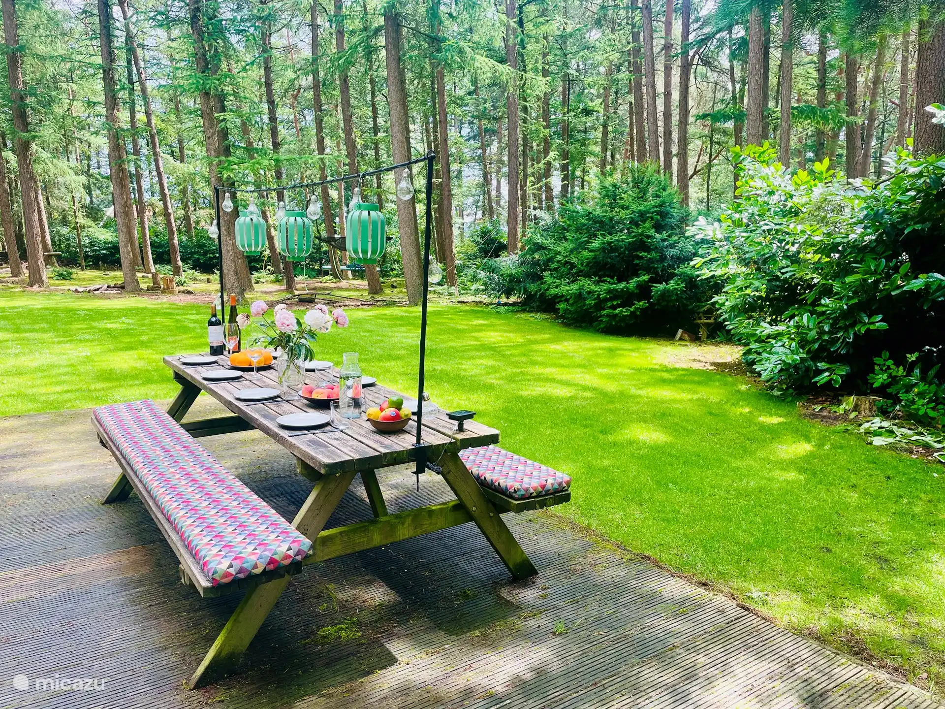 Schöner Picknicktisch mit Blick auf den Garten (und spielende Kinder)
