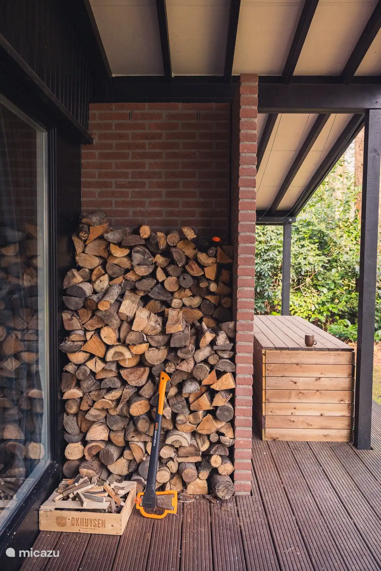 Holz für die Öfen innen und außen, fertig oder gehackt