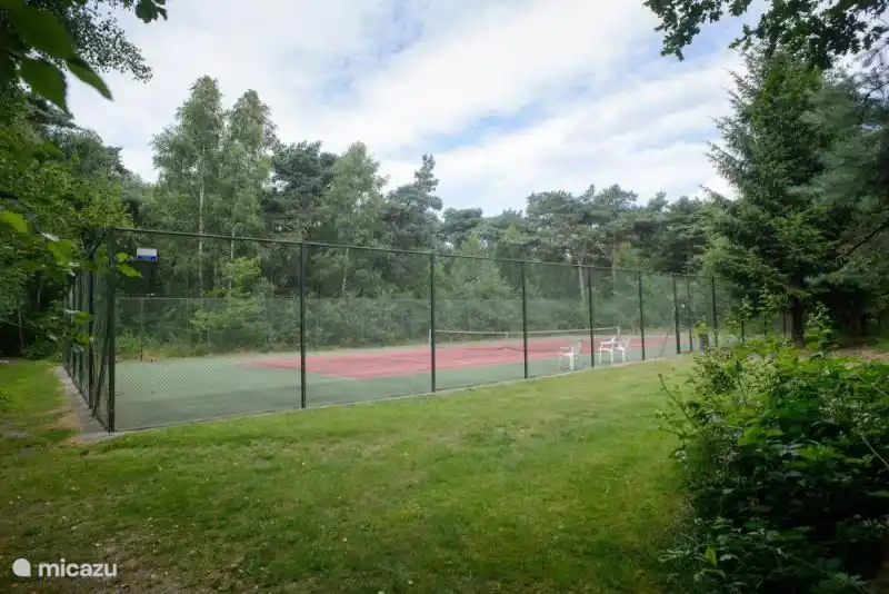 Ein Tennisplatz und ein Naturspielplatz im Park