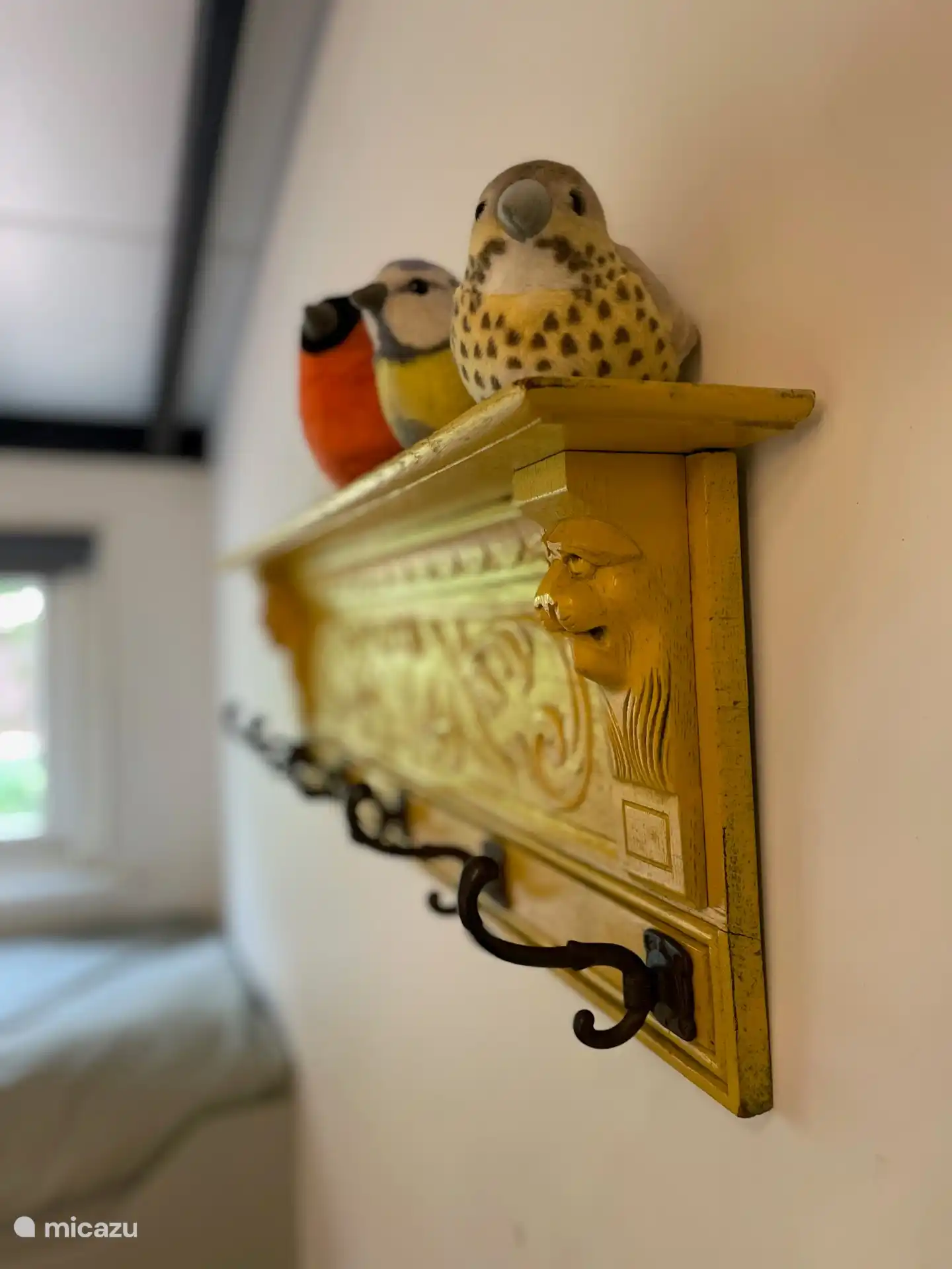 Viele Schränke und Haken für Kleidung