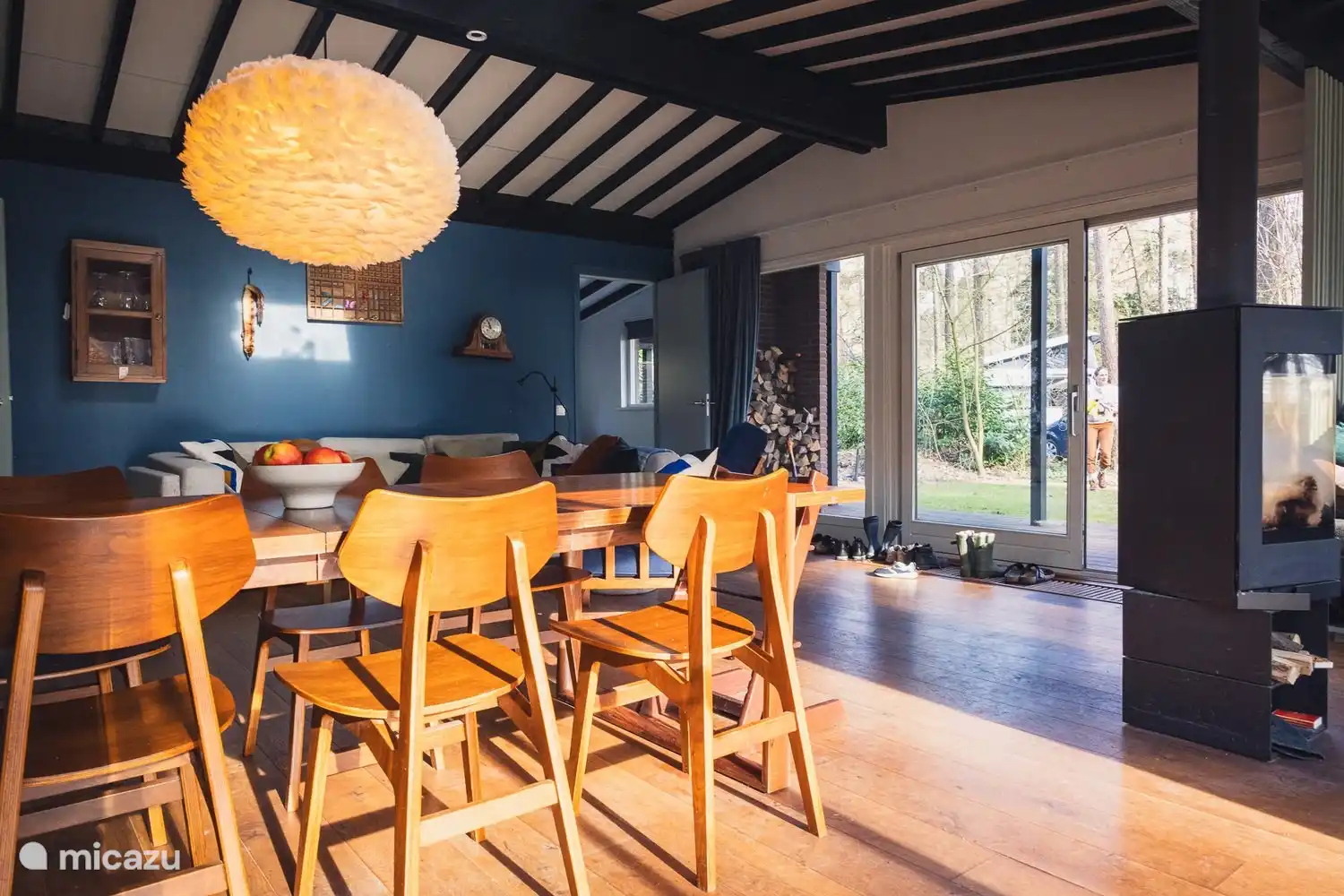 Mehrere Sitzbereiche und ein um 360 Grad drehbares Klackern im Innenraum.