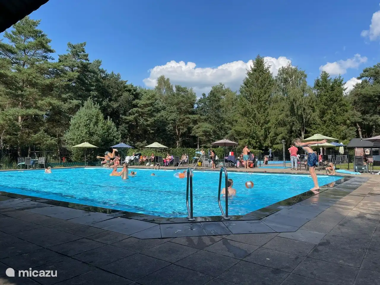 Schwimmbad im Park mit 3 Becken für verschiedene Altersgruppen: Ein 20-Meter-Becken, ein Kleinkind- und ein Kleinkindbecken