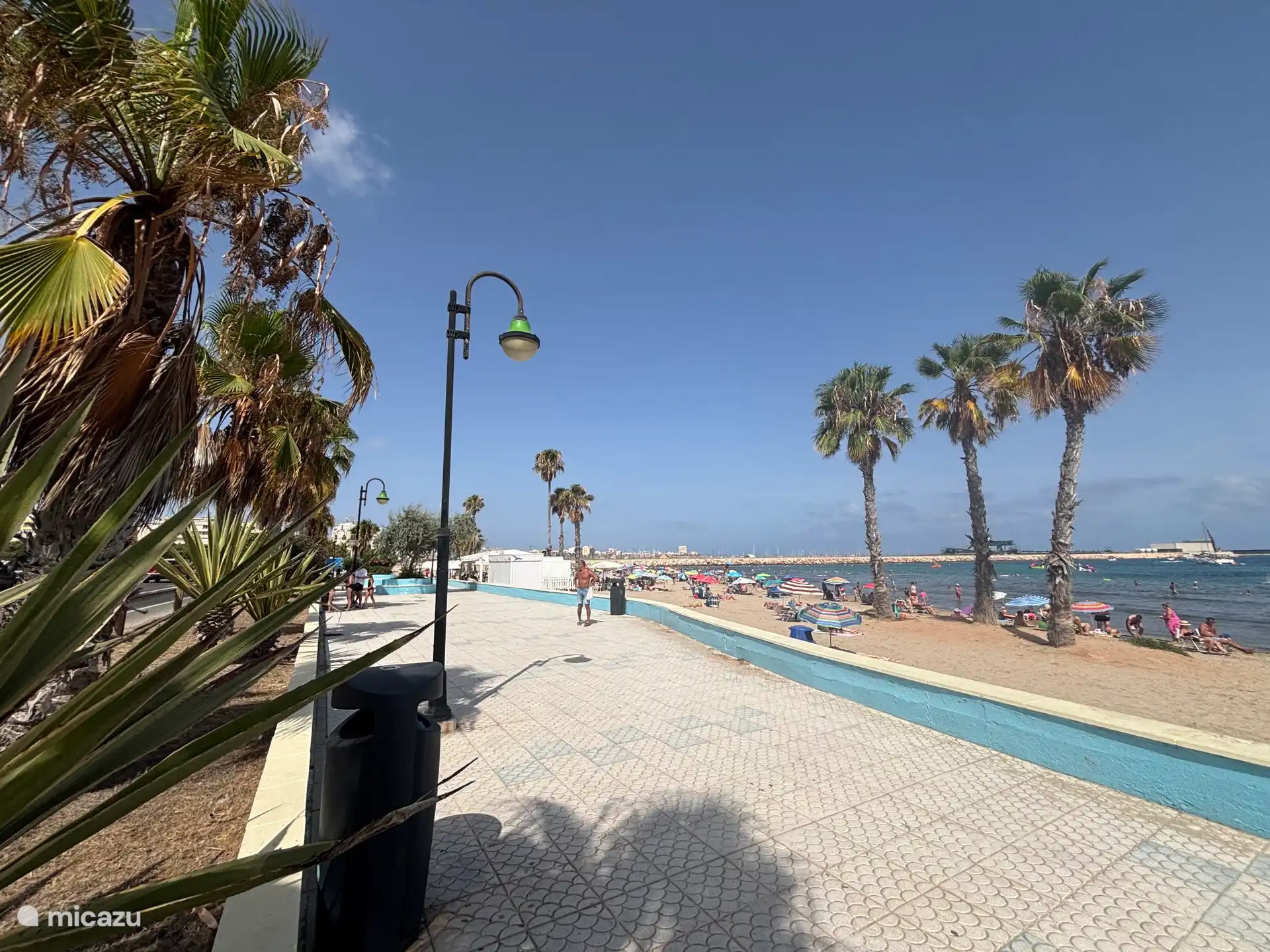 Genießen Sie einen Spaziergang entlang der verschiedenen Strände von Torrevieja.