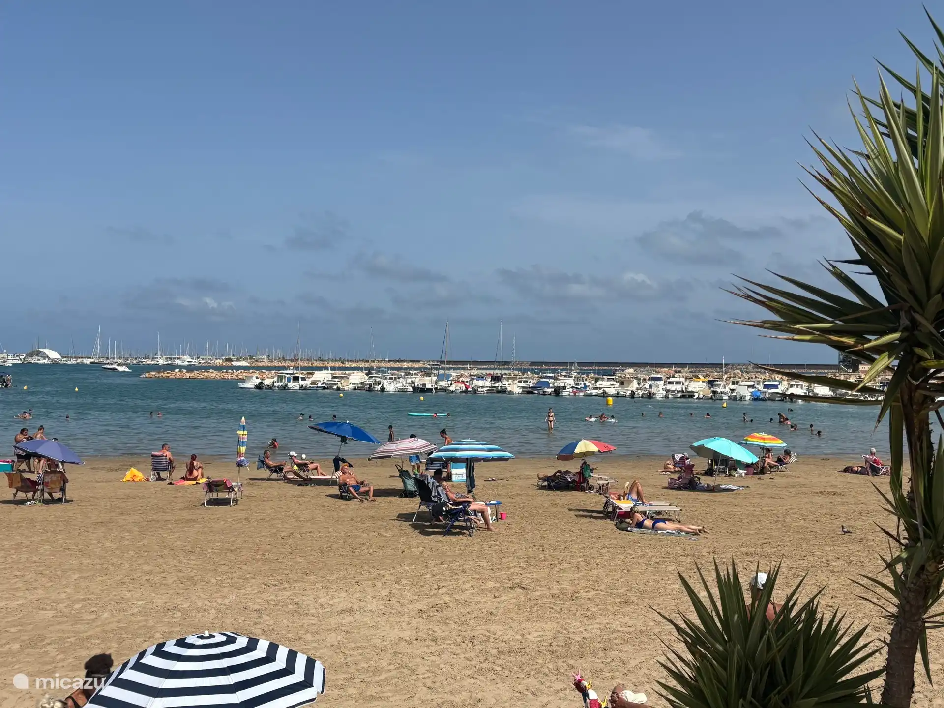 Bei starkem Wind bietet der Strand Play del Acequion mit Wellenbrechern die Lösung.