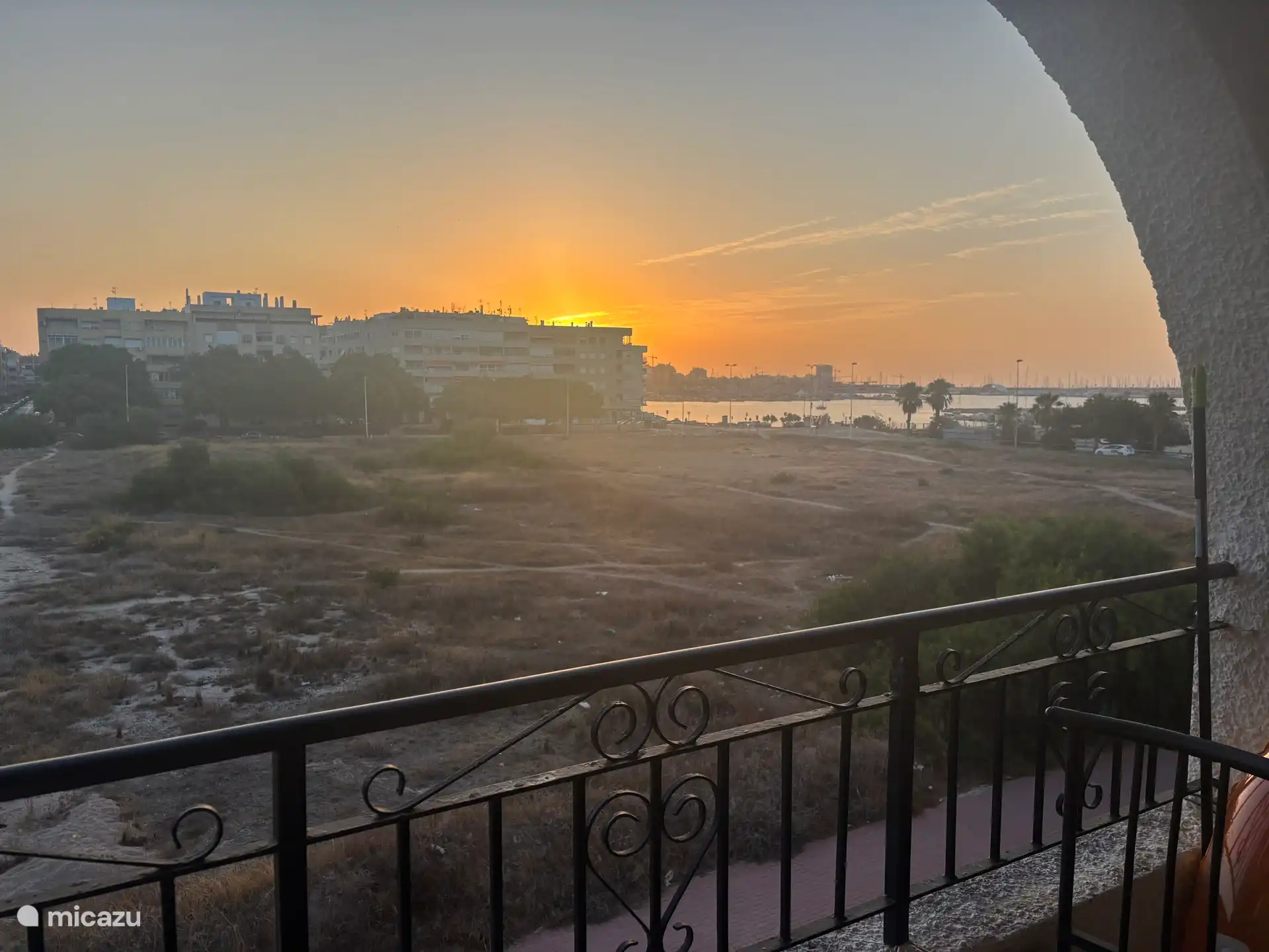 Genießen Sie den Sonnenaufgang vom Balkon aus.