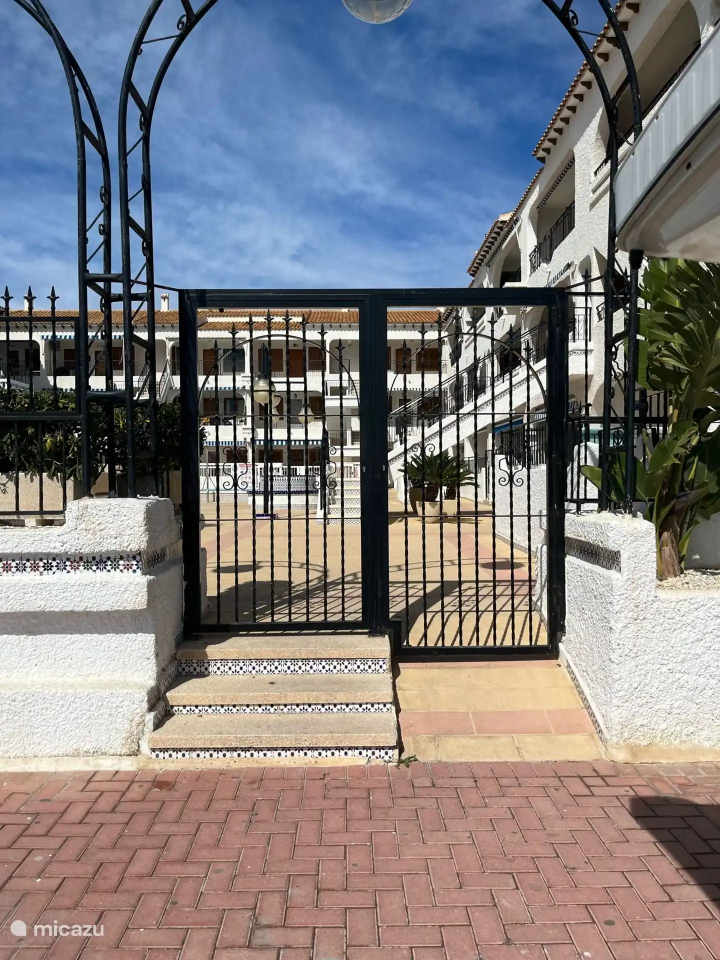 Eingangstor zum Komplex