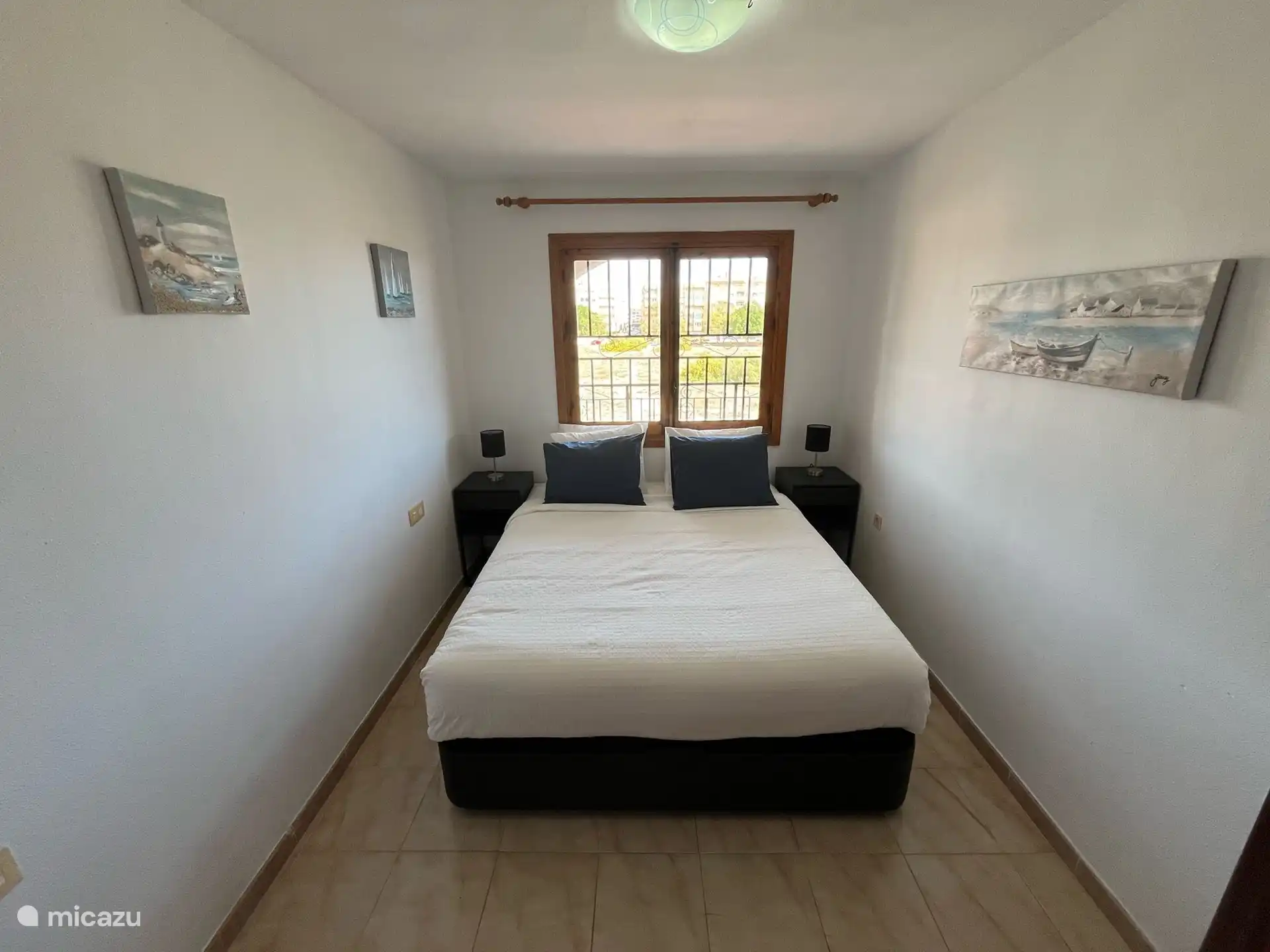 Geräumiges Schlafzimmer mit Einbauschrank.