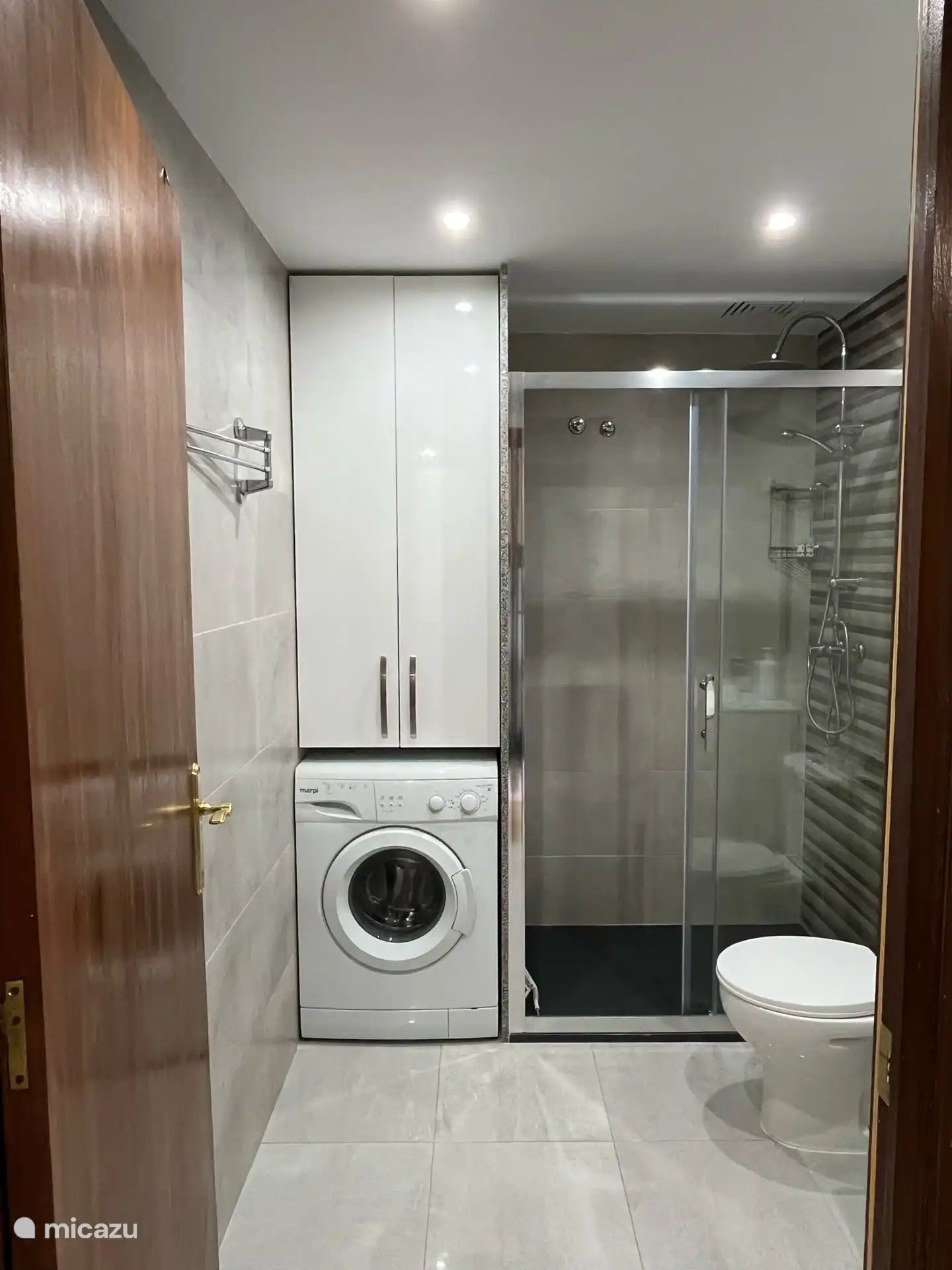 Modernes Badezimmer mit Waschmaschine.