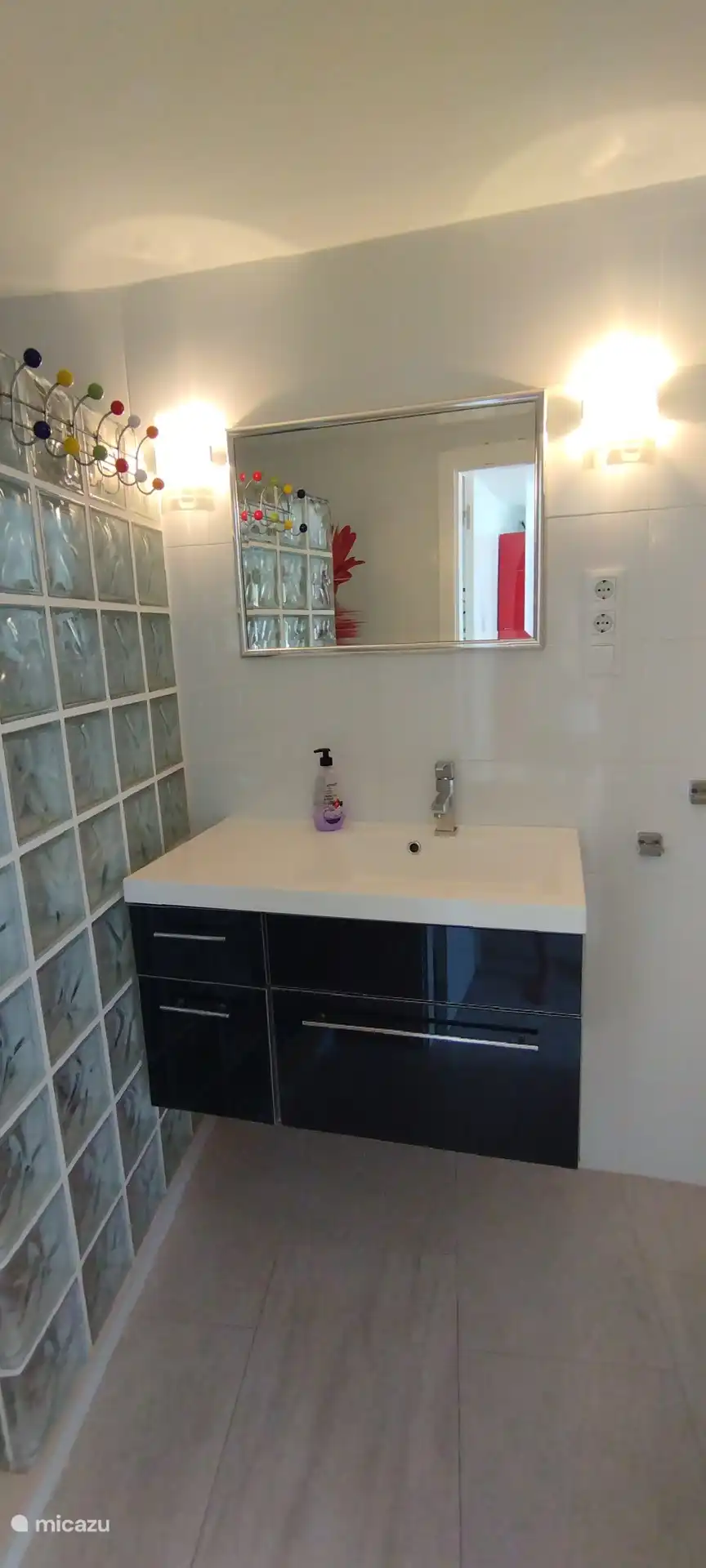 Ook de badkamer is van alle gemakken voorzien. Er is een ruime wastafel met genoeg ruimte om uw toiletartikelen op uit te stallen. 