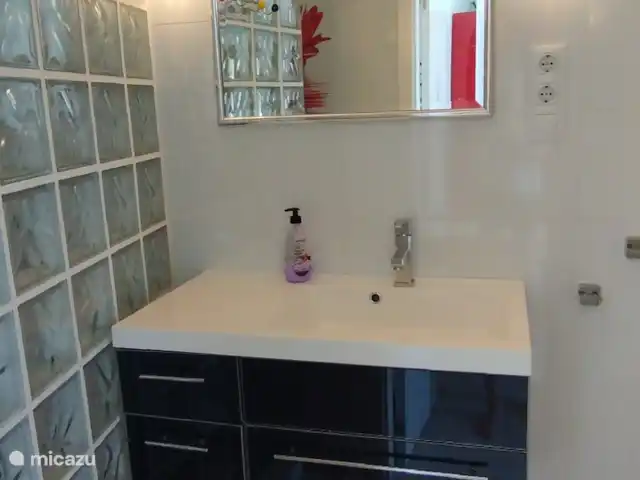 Appartement Balcon Al Mar Javea | Espagne, Costa Blanca, Jávea - appartement La salle de bain est également entièrement équipée. Il y a un lavabo spacieux avec suffisamment d’espace pour exposer vos articles de toilette.