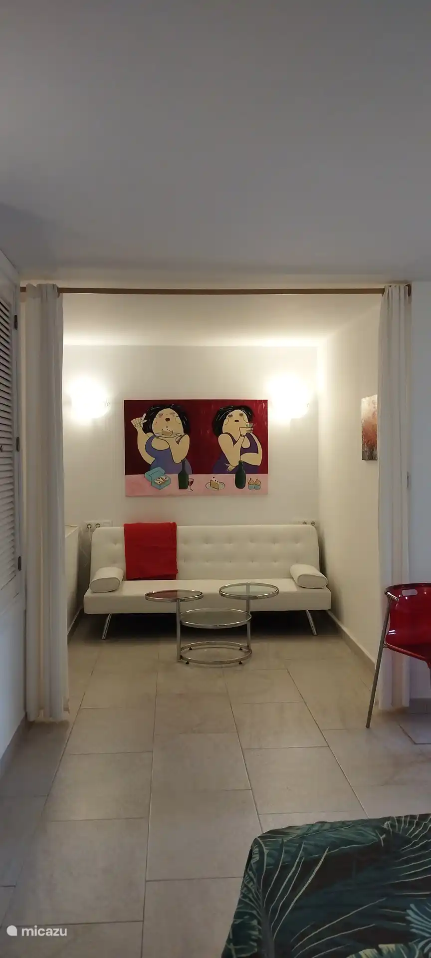 Terwijl u lekker op de bank zit na een dagje strand, kijken de dames met een wijntje over uw schouders mee. De bank kan uitgeklapt worden om een extra slaapplek te realiseren. 