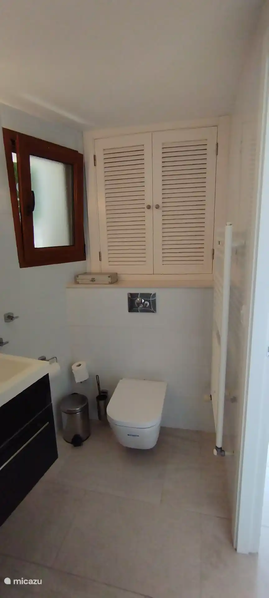 Er is in de badkamer een hang-toilet en een design radiator om handdoeken of na een verfrissende duik, natte zwemkleding te kunnen drogen. 