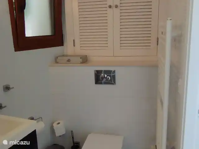 Appartement Balcon Al Mar Javea | Espagne, Costa Blanca, Jávea - appartement Il y a des toilettes suspendues dans la salle de bain et un radiateur design pour sécher les serviettes ou mouiller les maillots de bain après un maillot de bain rafraîchissant.